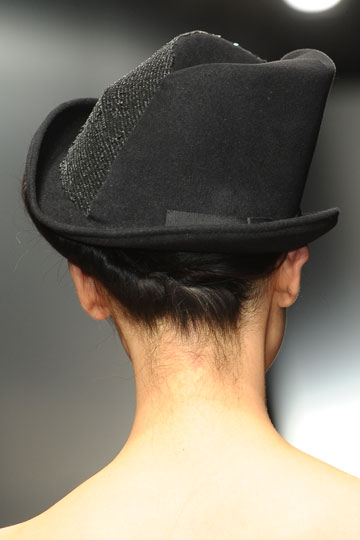 Vista de atraz del sombrero Donna Karan presentado en las pasarelas de europa para esta temporada de invierno